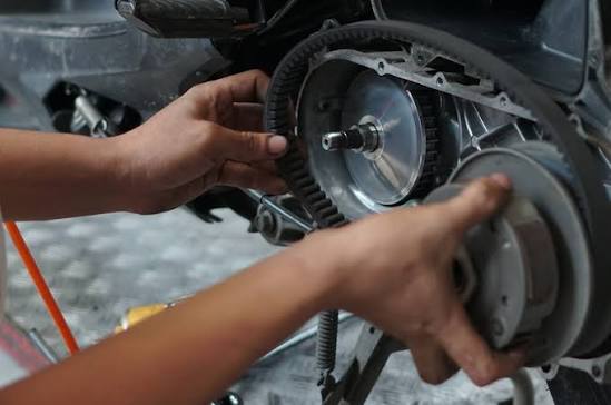 V-belt dan rangkaian pulley CVT saat penutup rumah CVT terbuka.