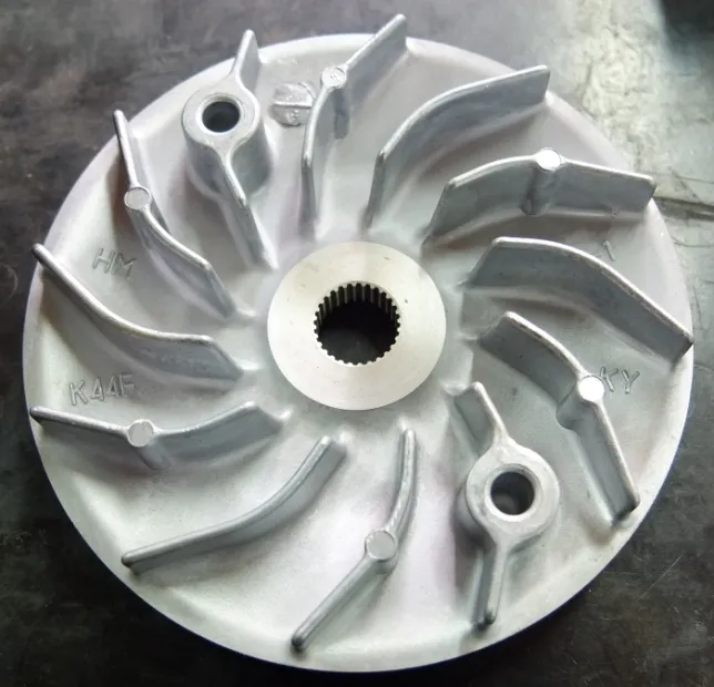 Permukaan kipas pulley depan dengan sirip melengkung.