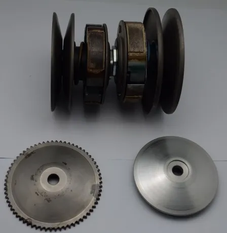 Pulley dan beberapa komponen CVT yang ditata untuk perbandingan.