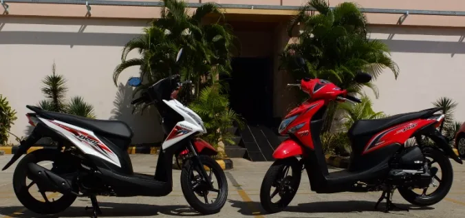 Dua skuter Honda dalam dokumentasi arsip mesin 110cc eSP.