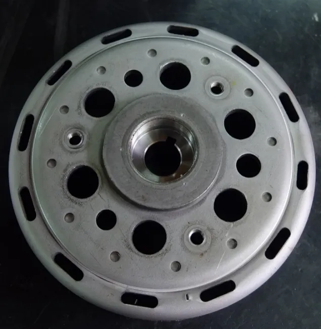 Rotor berbentuk mangkuk dengan lubang pada permukaannya.