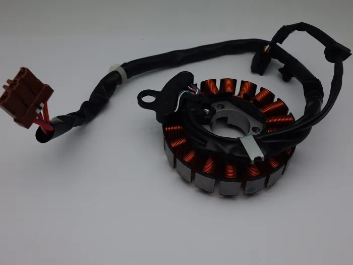 Stator dan rangkaian kabel di atas permukaan putih.