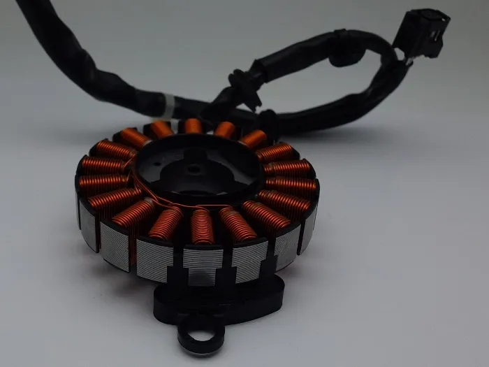 Stator dengan kumparan tembaga dan kabel.